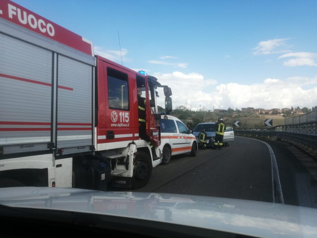 Siena, incidente sulla tangenziale: auto sbatte sul guardrail