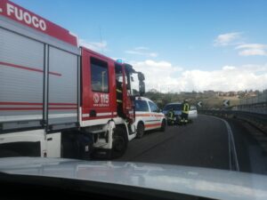 Siena, incidente sulla tangenziale: auto sbatte sul guardrail