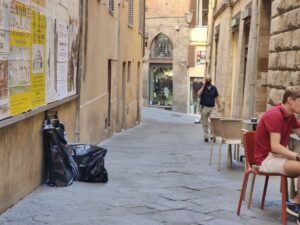 Siena: vicolo Rinuccini utilizzato come discarica di rifiuti ingombranti