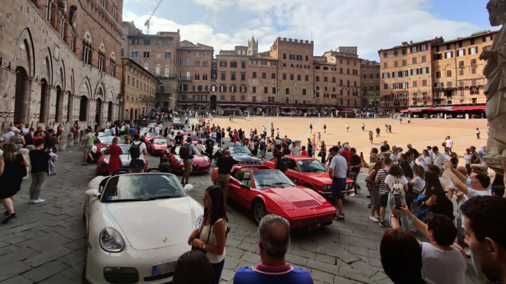 In Piazza del Campo sfilano le auto del raduno &ldquo;Sulle Strade della Leggenda&rdquo;