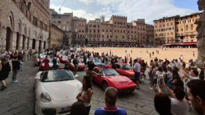 In Piazza del Campo sfilano le auto del raduno “Sulle Strade della Leggenda”