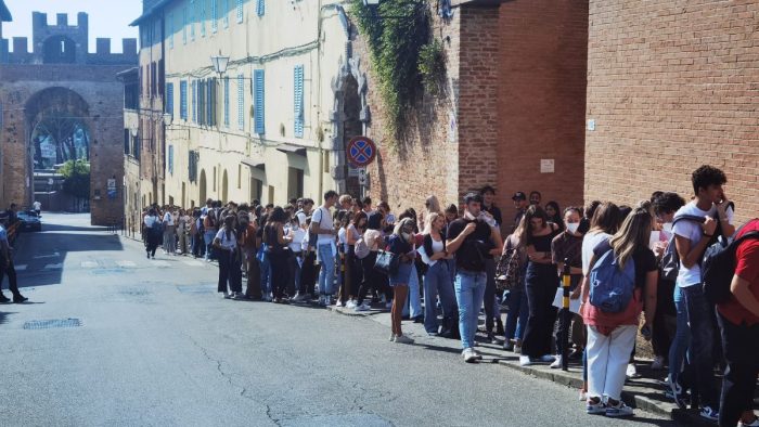 Universit&agrave;, fila immensa per il test di ingresso di Medicina con Green Pass