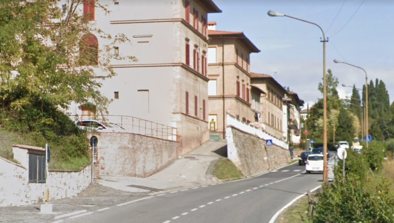 Siena, auto distrugge motorino e prosegue la sua corsa