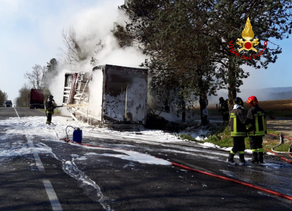 Tir in fiamme sulla Siena-Grosseto: dopo mesi la carcassa è ancora ferma sul ciglio della strada