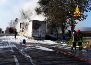Tir in fiamme sulla Siena-Grosseto: dopo mesi la carcassa è ancora ferma sul ciglio della strada