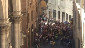 Siena: attimi di tensione tra la Contrada dell'Aquila e i ciclisti della Gran Fondo Strade Bianche