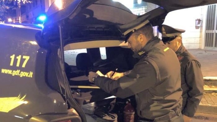 Guardia di Finanza, unit&agrave; cinofila scopre due giovani con la droga