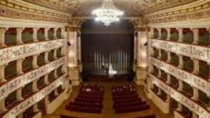 Il viaggio dantesco del teatro di strada cattura il pubblico di Piazza del Campo