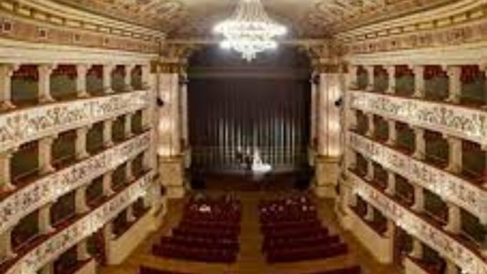 Il viaggio dantesco del teatro di strada cattura il pubblico di Piazza del Campo