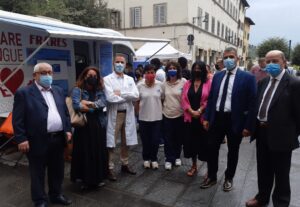 Afflusso record al camper vaccinale a Poggibonsi: ieri 164 dosi alla festa della Misericordia