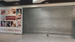 Centro commerciale Porta Siena: dopo l'incendio gran parte dei negozi restano chiusi