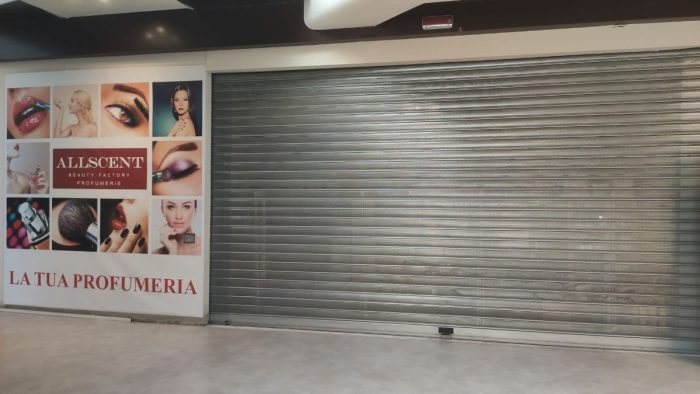 Centro commerciale Porta Siena: dopo l'incendio gran parte dei negozi restano chiusi