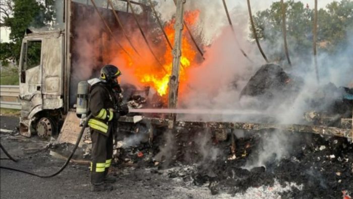 Chiusi, tir prende fuoco sull'A1