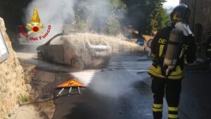 Auto in fiamme a Colle val d'Elsa: intervengono i Vigili del fuoco