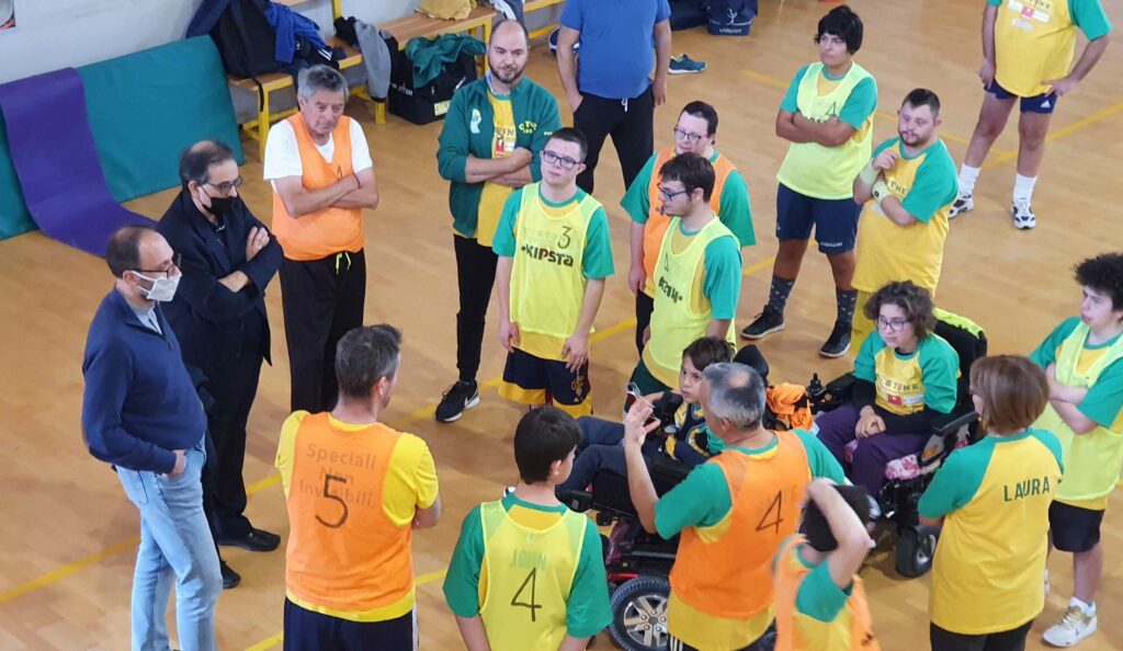 L'Arcivescovo di Siena Lojudice in visita alla squadra del Costone Baskin