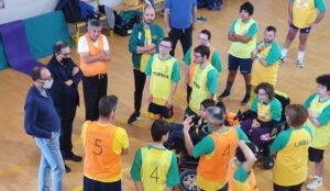 L'Arcivescovo di Siena Lojudice in visita alla squadra del Costone Baskin