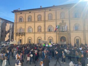Siena: in 300 protestano per le vie del centro contro il Green Pass
