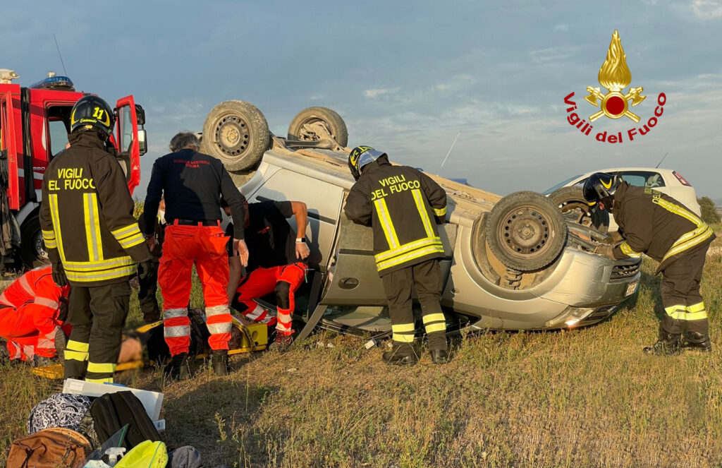 Strada di Mociano, auto si ribalta: intervento dei vigili del fuoco