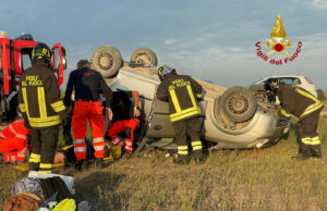 Strada di Mociano, auto si ribalta: intervento dei vigili del fuoco