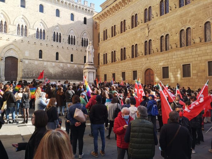 Siena: blocco ddl Zan, manifestazione in Piazza Salimbeni