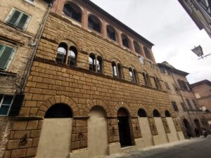 Università di Siena, torna a splendere la facciata di palazzo San Galgano in via Roma