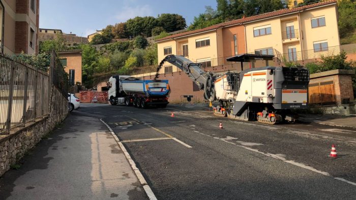 Siena, proseguono i lavori di asfaltatura in via Nino Bixio