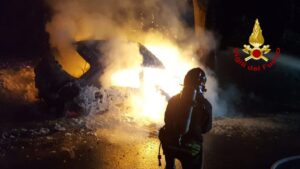 Auto finisce contro un albero e prende fuoco: intervengono i Vigili del Fuoco