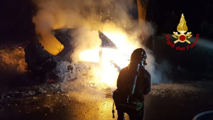 Auto finisce contro un albero e prende fuoco: intervengono i Vigili del Fuoco