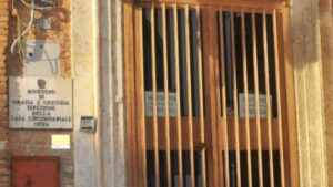 Carcere di Siena, agenti di Polizia Penitenziaria minacciati con un bastone da un detenuto