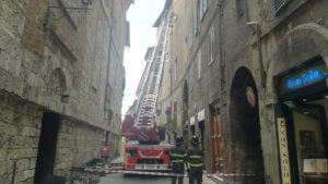 Siena, distacco di un cornicione: temporaneamente chiusa via del Porrione