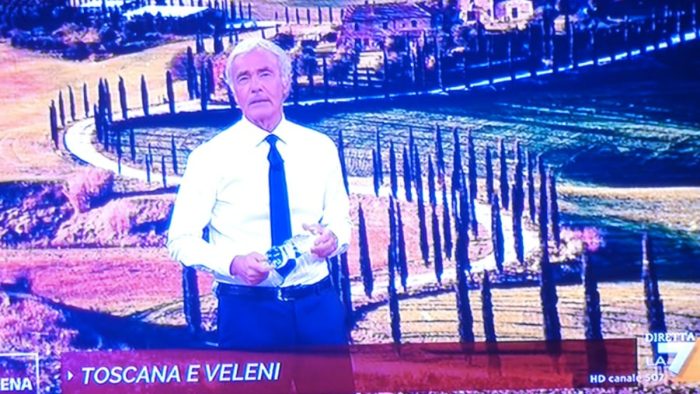 Veleni nel Valdarno, ma la foto &egrave; delle Crete senesi: bufera sul programma di La7 "Non &egrave; L'Arena"
