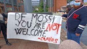 Unistrasi, lo striscione degli studenti Cravos: "De Mossi non sei il benvenuto"