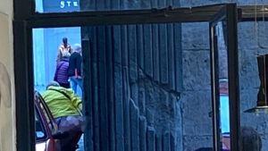 Degrado a Siena: uomo defeca in strada in pieno centro storico
