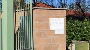 No vax, ancora scritte davanti alle scuole senesi