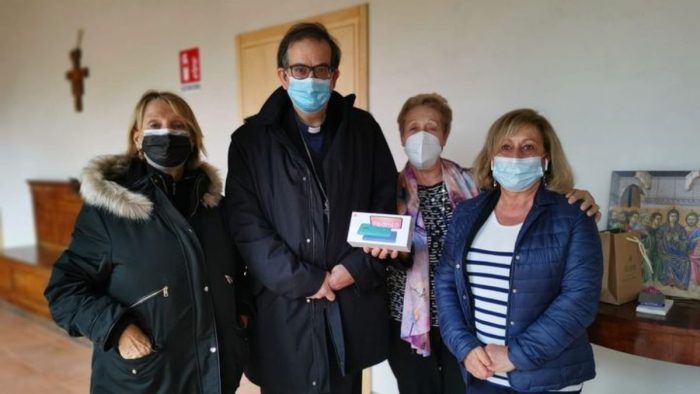 Donato alla Caritas un cellulare per le donne vittime di violenza