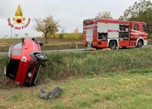 Chiusi: auto finisce fuori strada e si cappotta, ferito 70enne