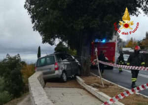 Montalcino: auto contro muro resta in bilico, intervento dei vigili del fuoco