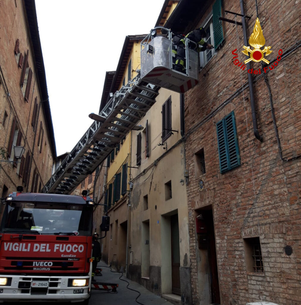 Siena: incendio nella cucina di una casa del centro storico, intervento dei vigili del fuoco