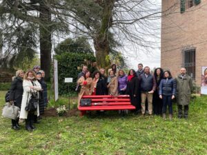 Ordine degli avvocati di Siena: una pianta di rose a sostegno delle donne afghane