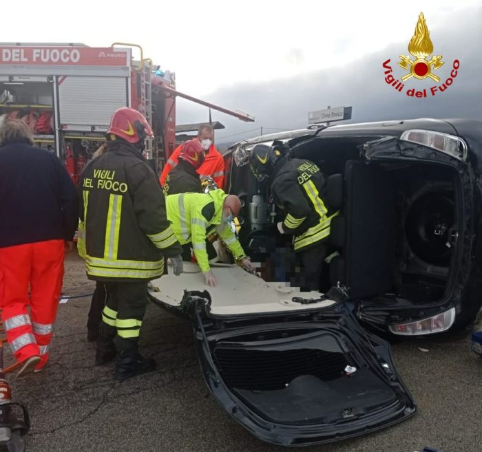 Montepulciano: auto si ribalta, ferito estratto dai vigili del fuoco