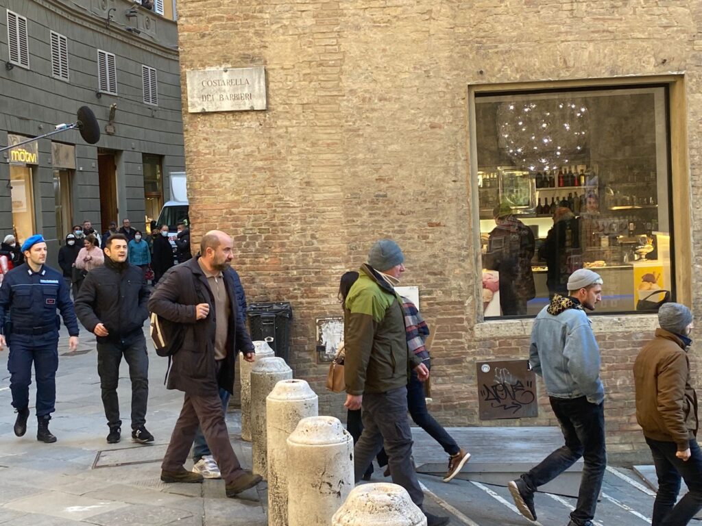 Siena, ciak del nuovo film con Antonio Albanese per le vie del centro