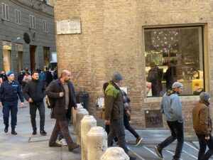 Siena, ciak del nuovo film con Antonio Albanese per le vie del centro