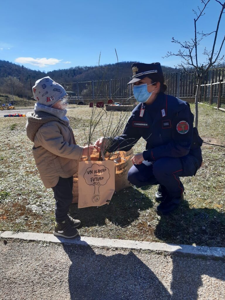 I carabinieri forestali nelle scuole senesi e in contrada per la giornata nazionale dell'albero 2021