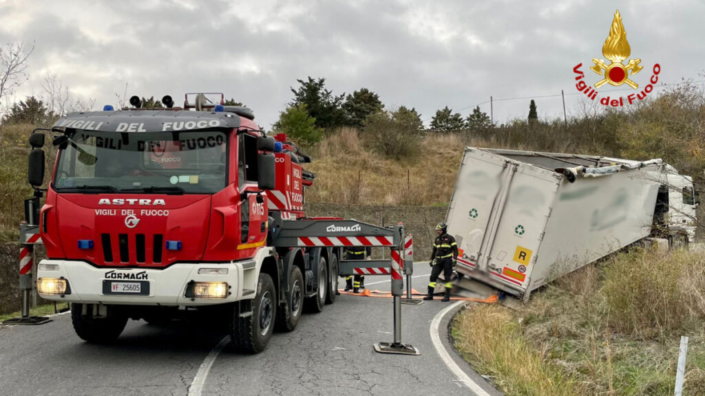 San Casciano dei Bagni, autoarticolato finisce fuori strada