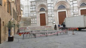 Siena: caso dehor, rimossa la struttura, Soprintendenza al lavoro