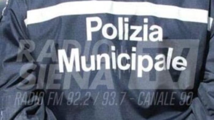 Scontro scuolabus-auto in via Vittorio Veneto a Siena, ferita donna positiva ad alcol test