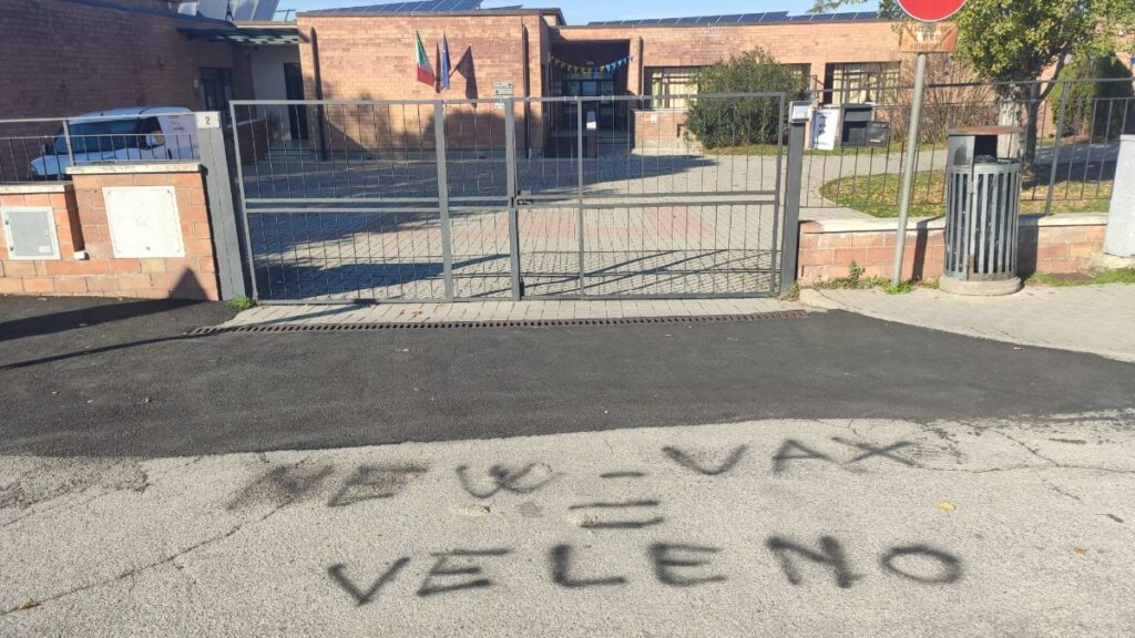 Scritta No Vax davanti alla scuola di Arbia. Il sindaco Nucci: "Gesto vile e ingiustificabile"