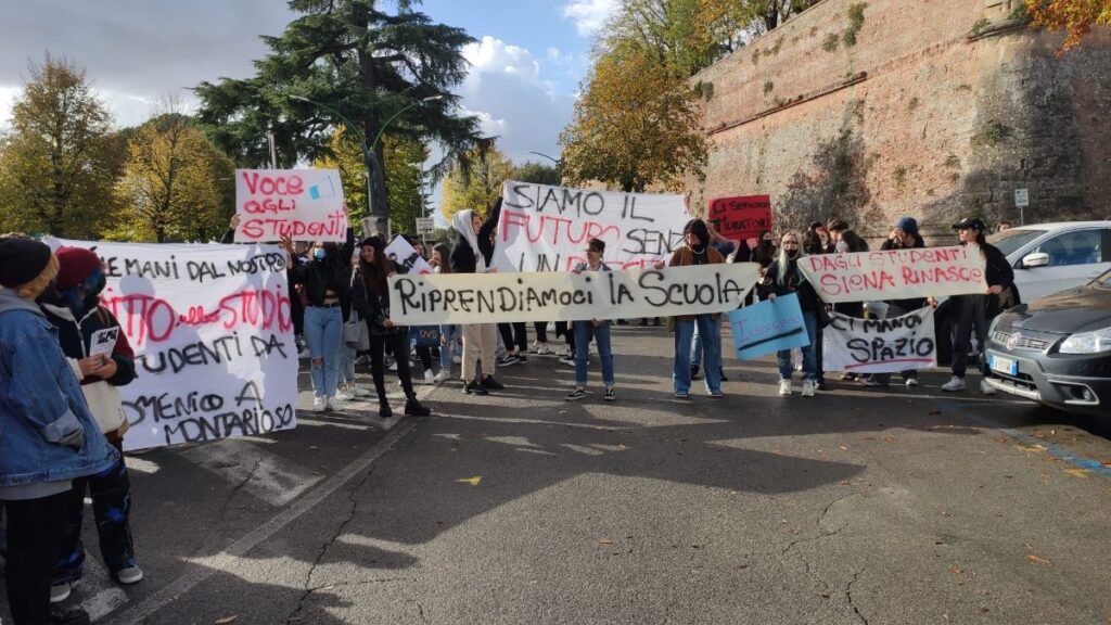 "Riprendiamoci la scuola": il sit-in degli studenti del Piccolomini spostati a Montarioso