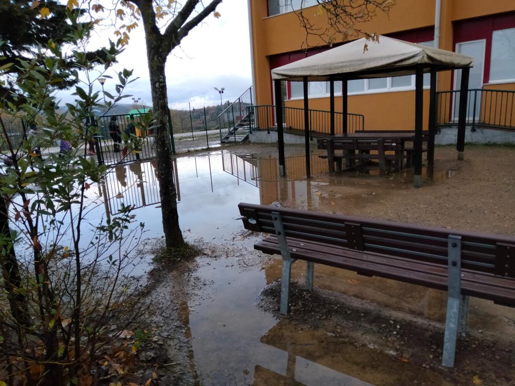 Grosse pozzanghere e fango all'ingresso della scuola di San Martino