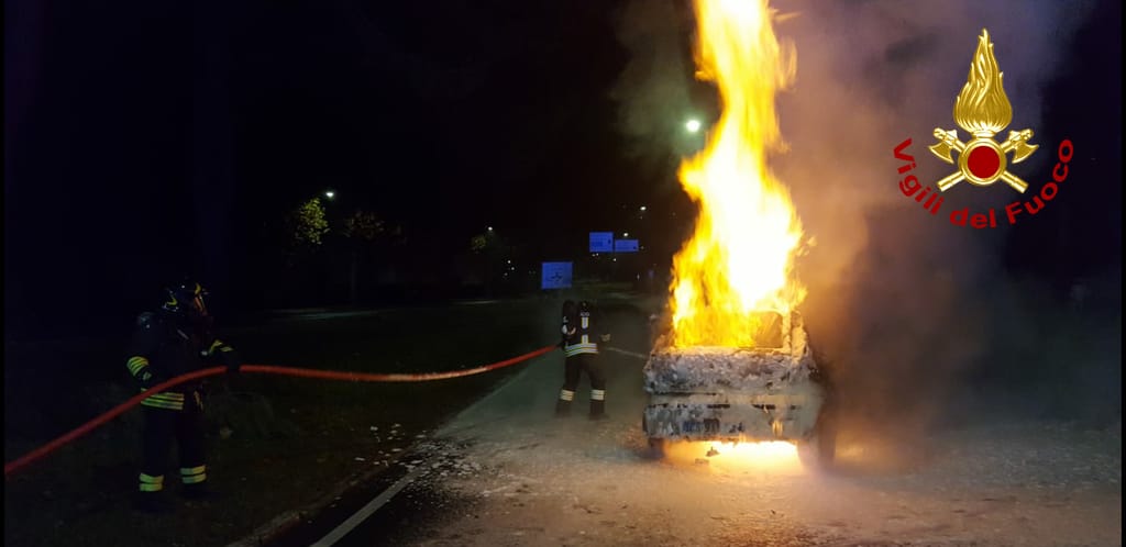 Siena, auto a gpl prende fuoco in viale Bracci